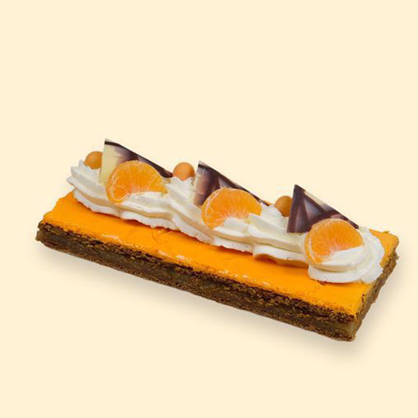 Afbeelding van oranjekoekstukje met slagroom